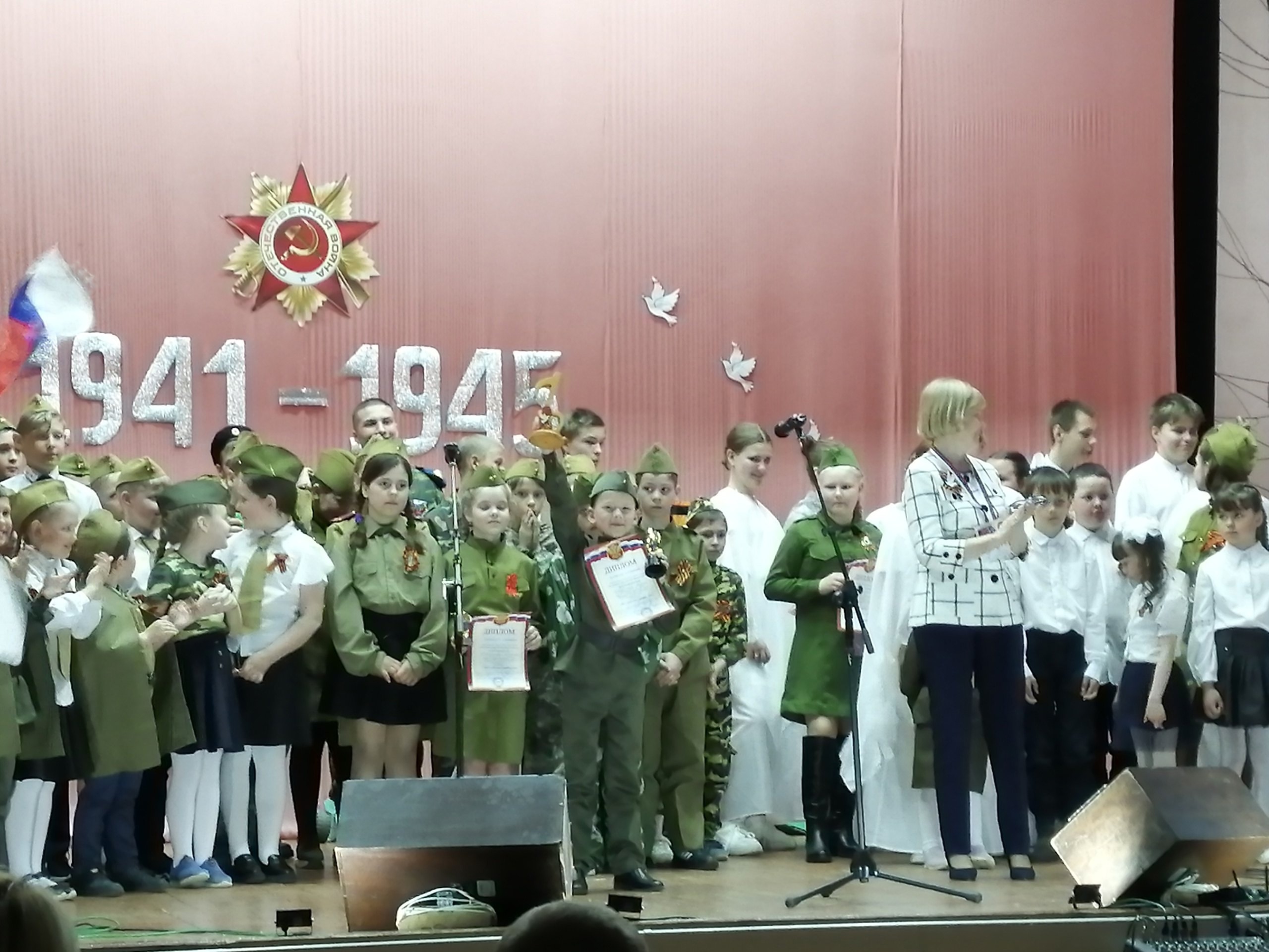 К подвигу Героев песней прикоснись.