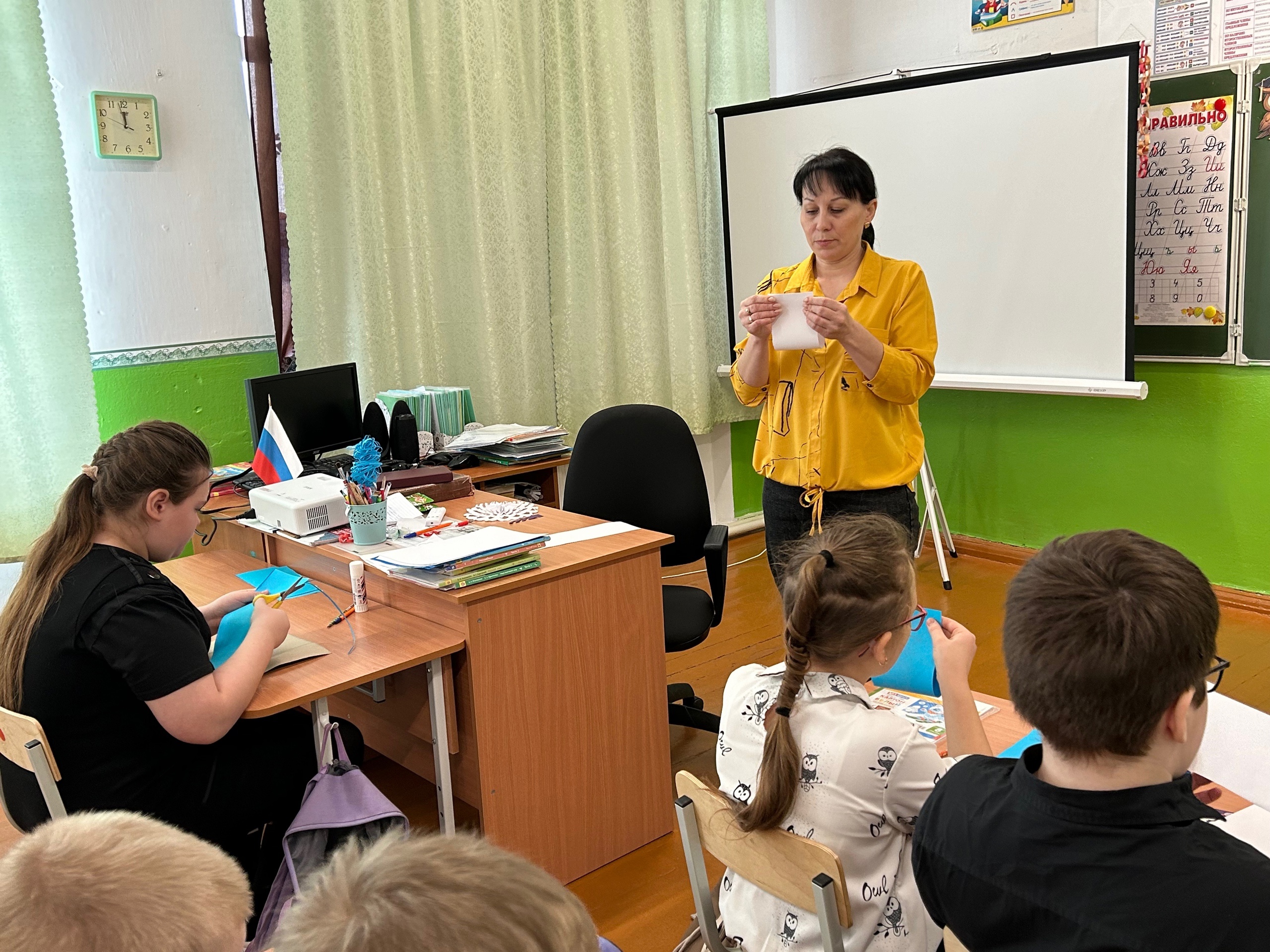 Праздник к нам приходит.